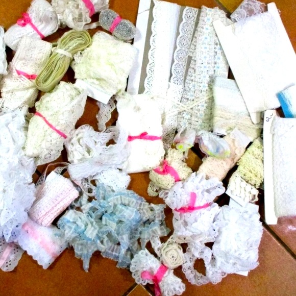 GRAB BAG - large Lot of Lace, Ribbon or Appliqués - Picture 7 of 10